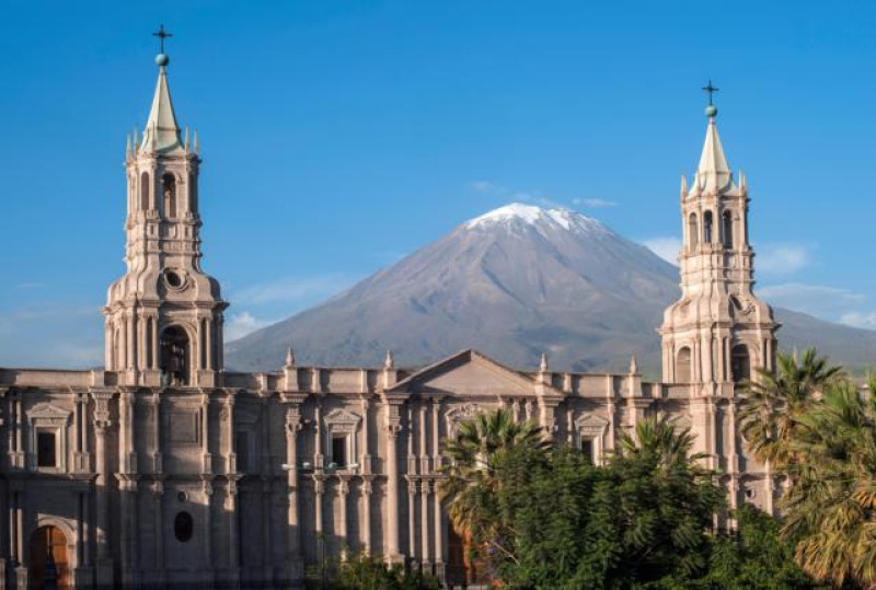 Vulkan El Misti überragt die Stadt Arequipa